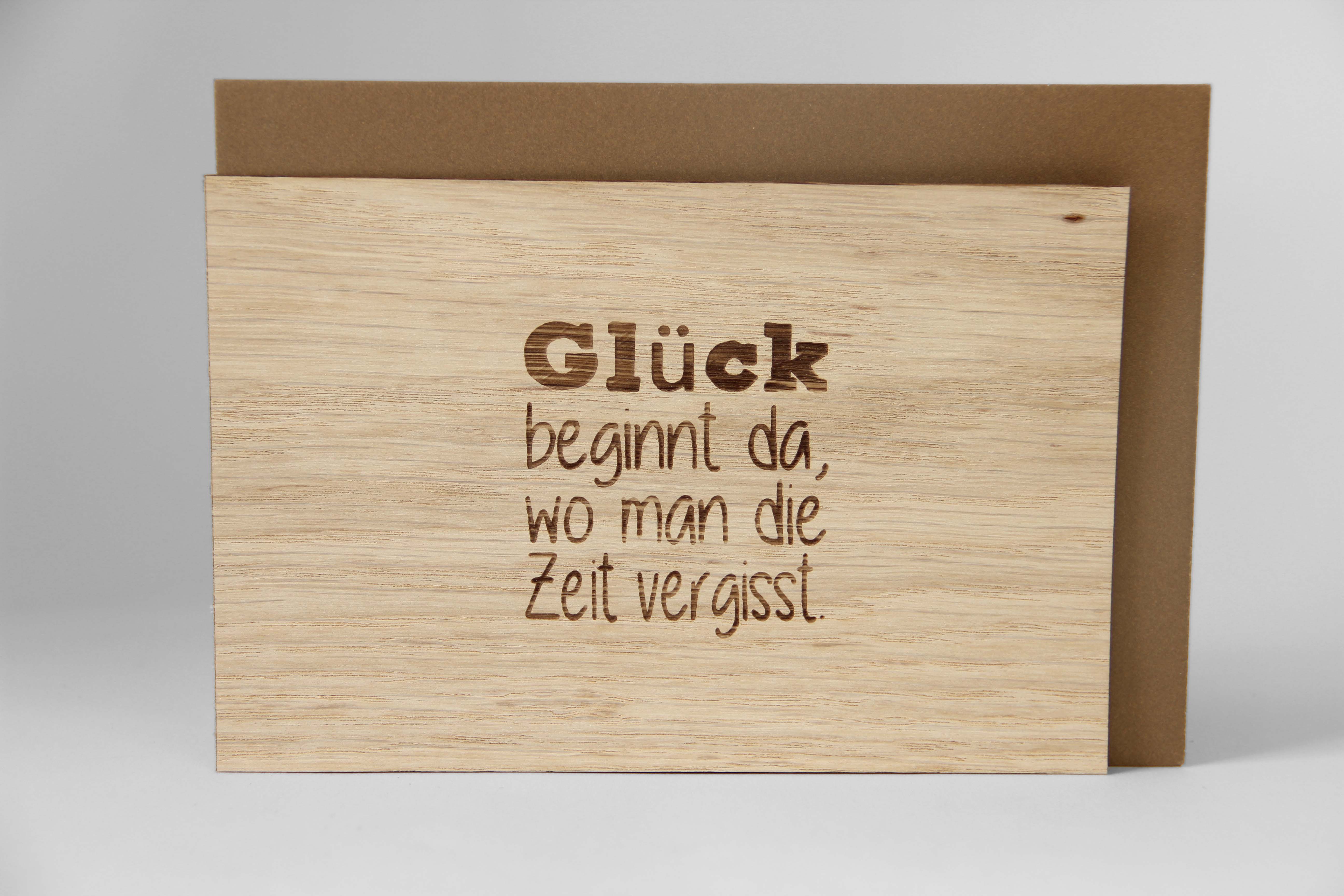 Holzgrusskarten - Geschenkkarte Spruchkarte "Glück beginnt da wo man die Zeit vergisst" aus Eiche