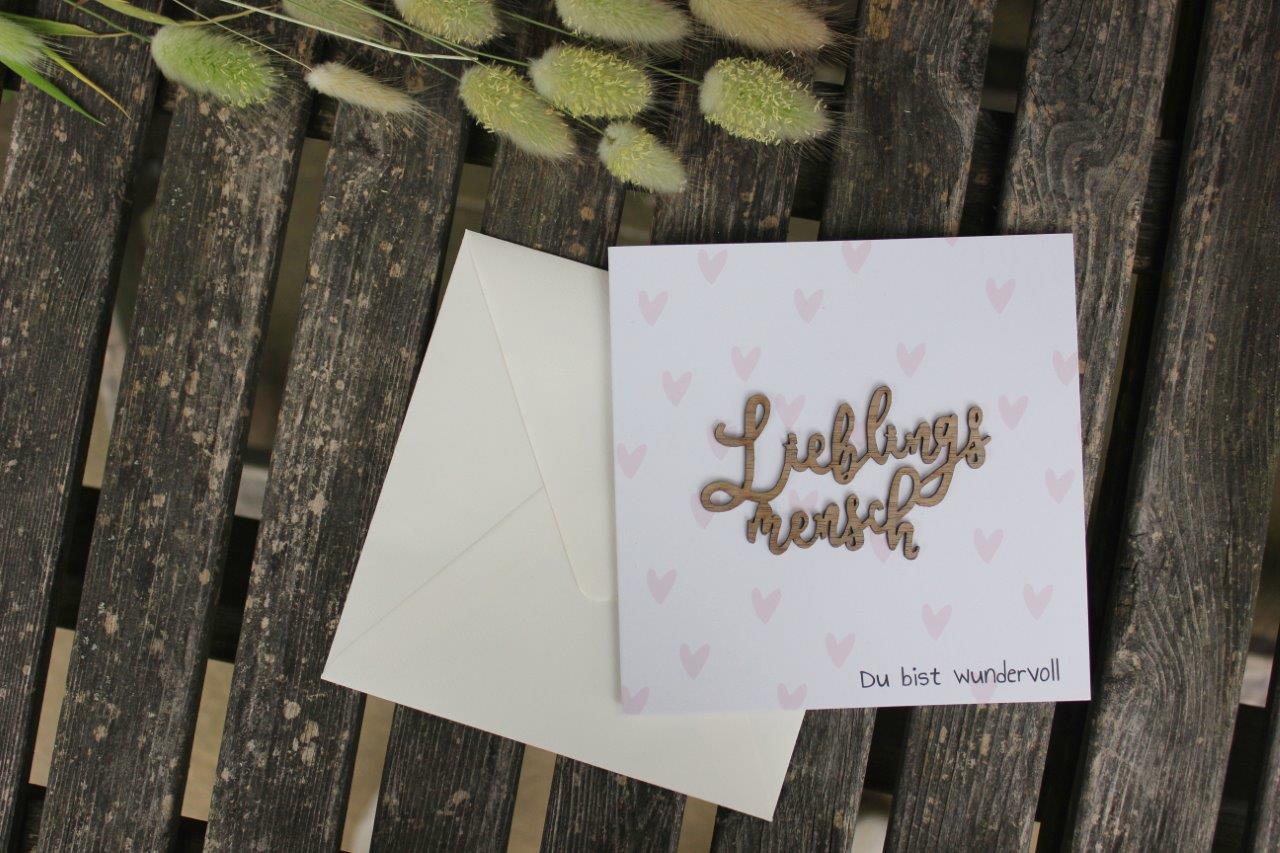 Holzgrusskarten - Geschenkkarte aus Recyclingkarton mit aufgeklebtem "Lieblingsmensch" aus Echtholz