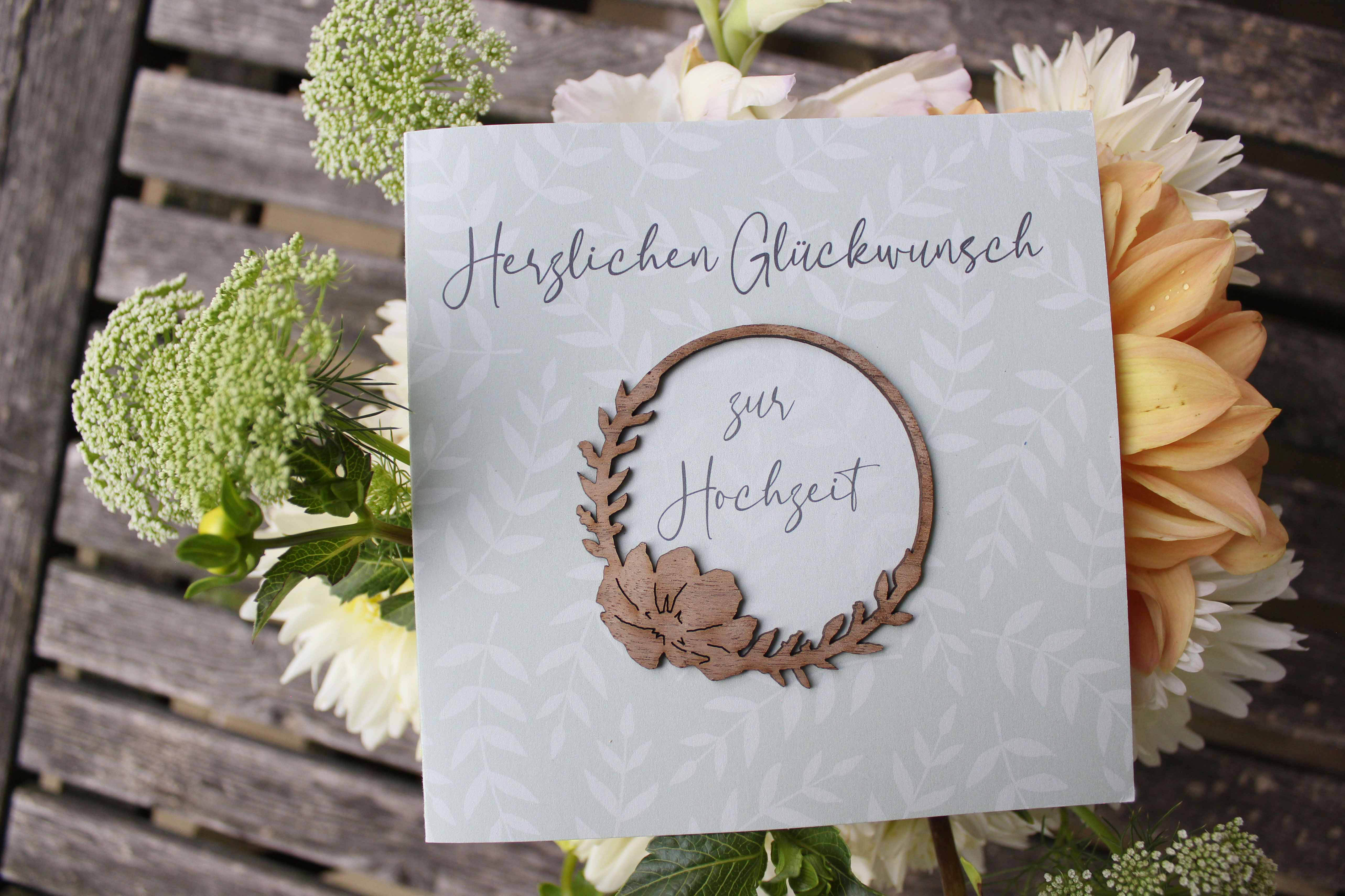 Holzgrusskarten - Hochzeitskarte "Herzlichen Glückwunsch zur Hochzeit" mit aufgeklebtem "Blumenring" aus Echtholz