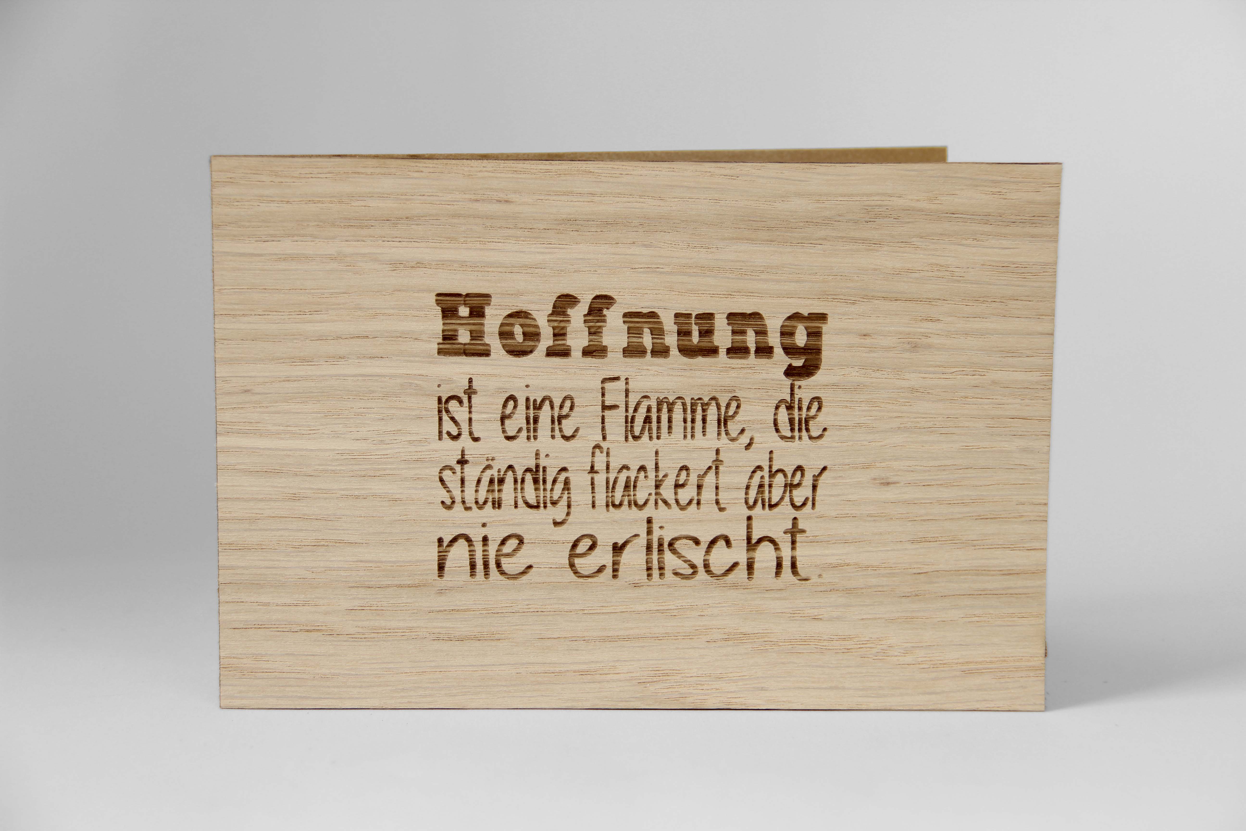 Holzgrusskarten - Geschenkkarte Spruchkarte "Hoffnung ist eine Flamme die ständig flackert aber nie erlischt" aus Eiche