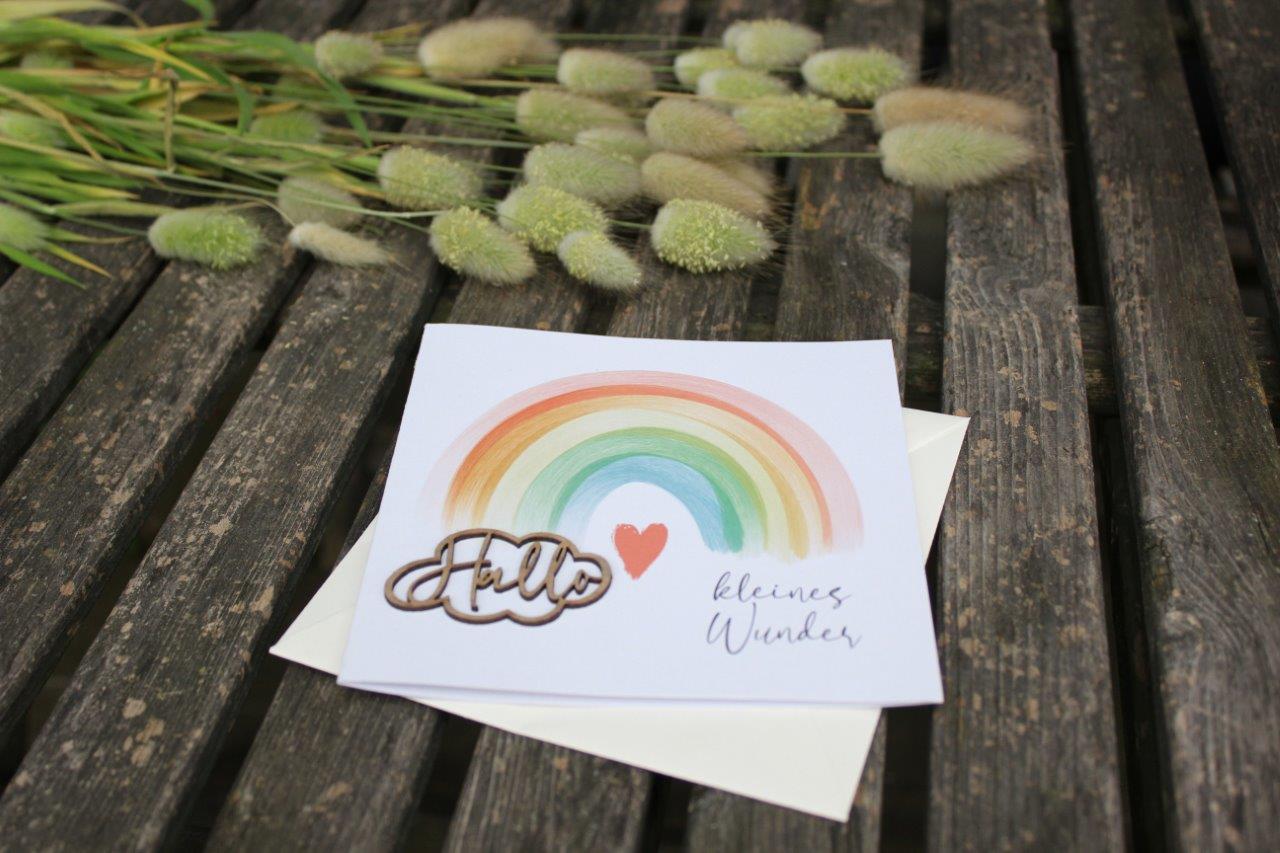 Holzgrusskarten - Geburtskarte Regenbogen mit aufgeklebten "Hallo" aus Echtholz