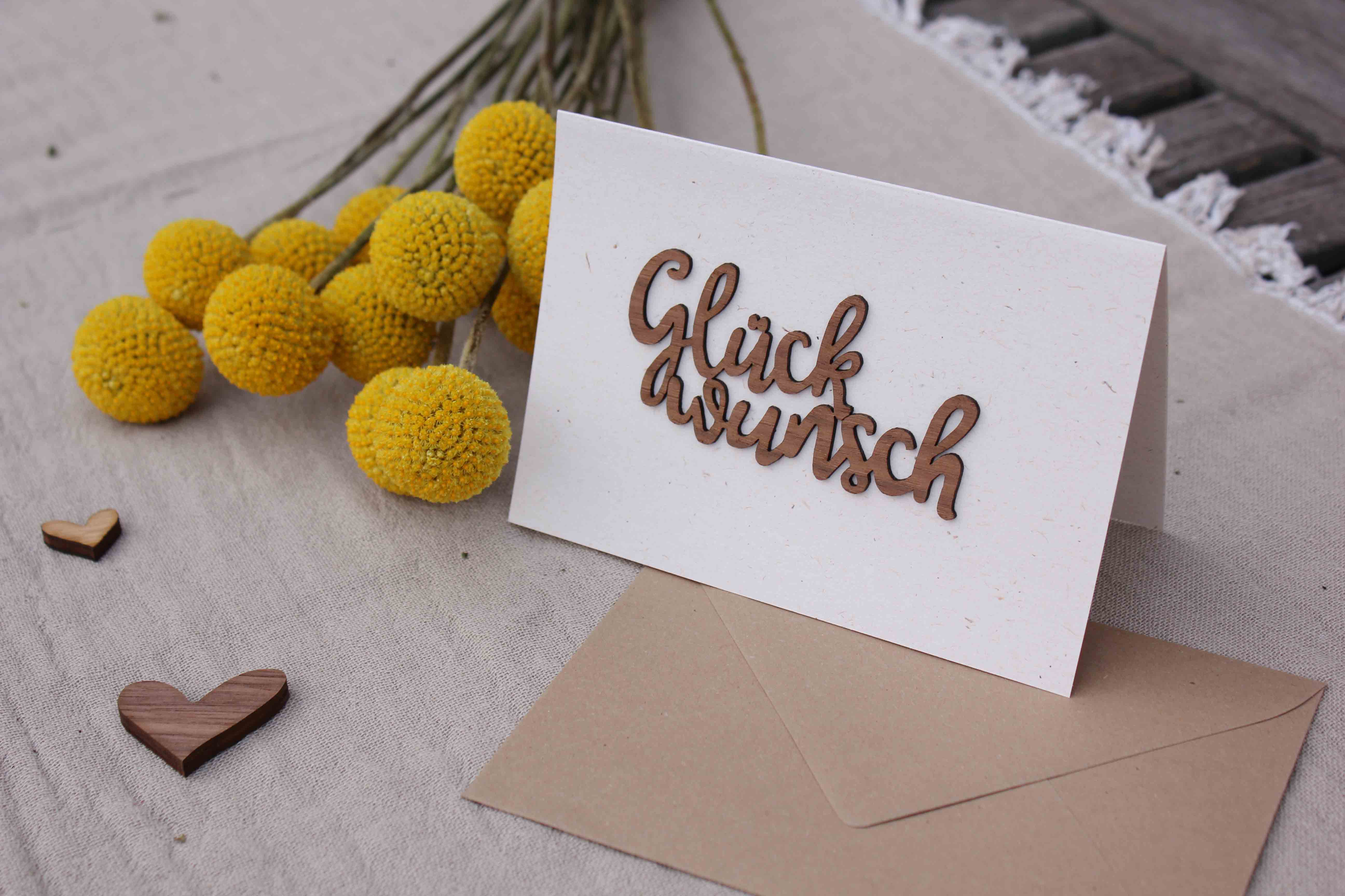 Holzgrusskarten - Papierkarte mit Schriftzug "Glückwunsch" aus Nuss, Glückwunschkarte, Geschenkkarte