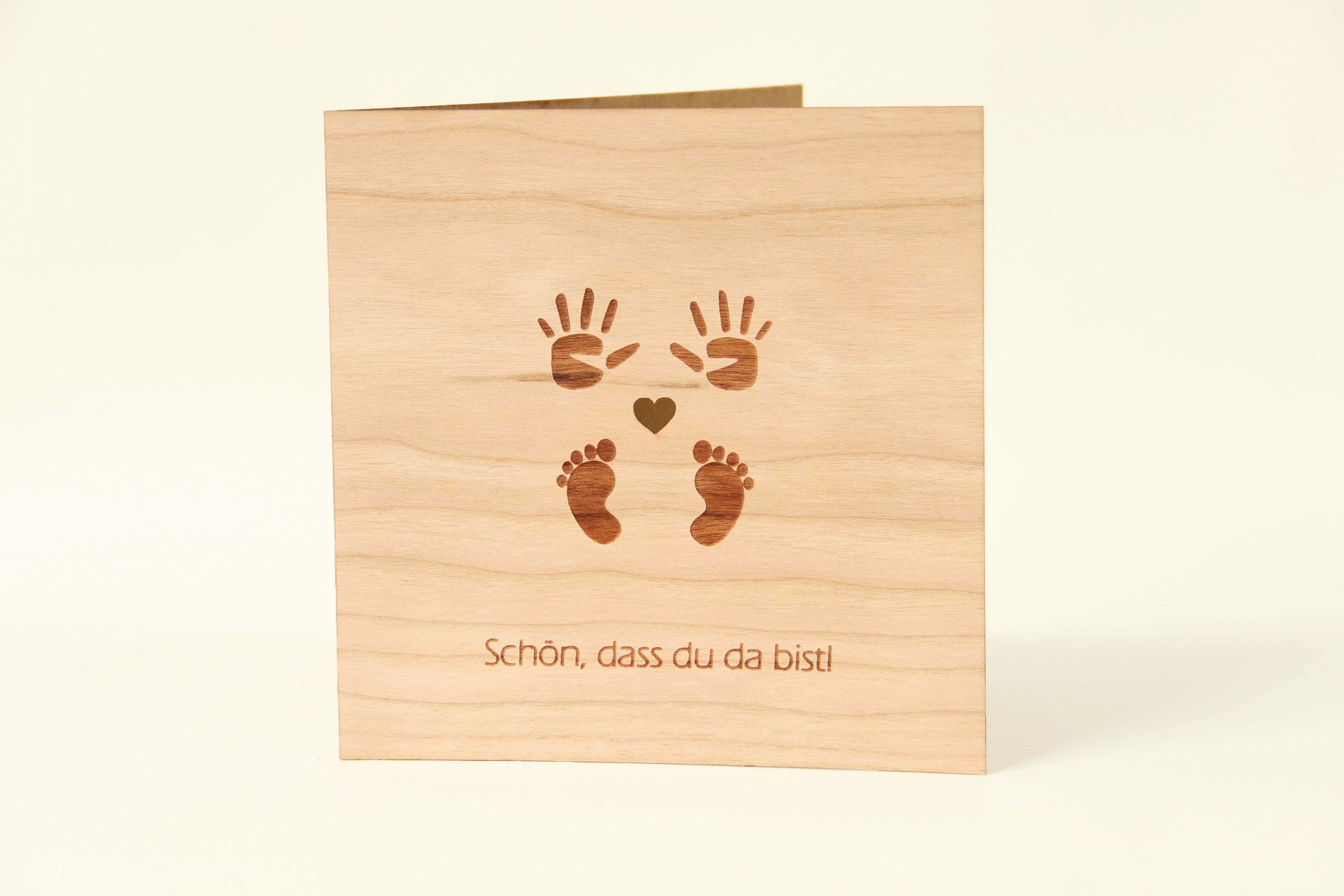 Holzgrusskarten - Holzgrusskarte Geburt "Schön dass du da bist", Fußabdrücke, Handabdrücke, Kirsche