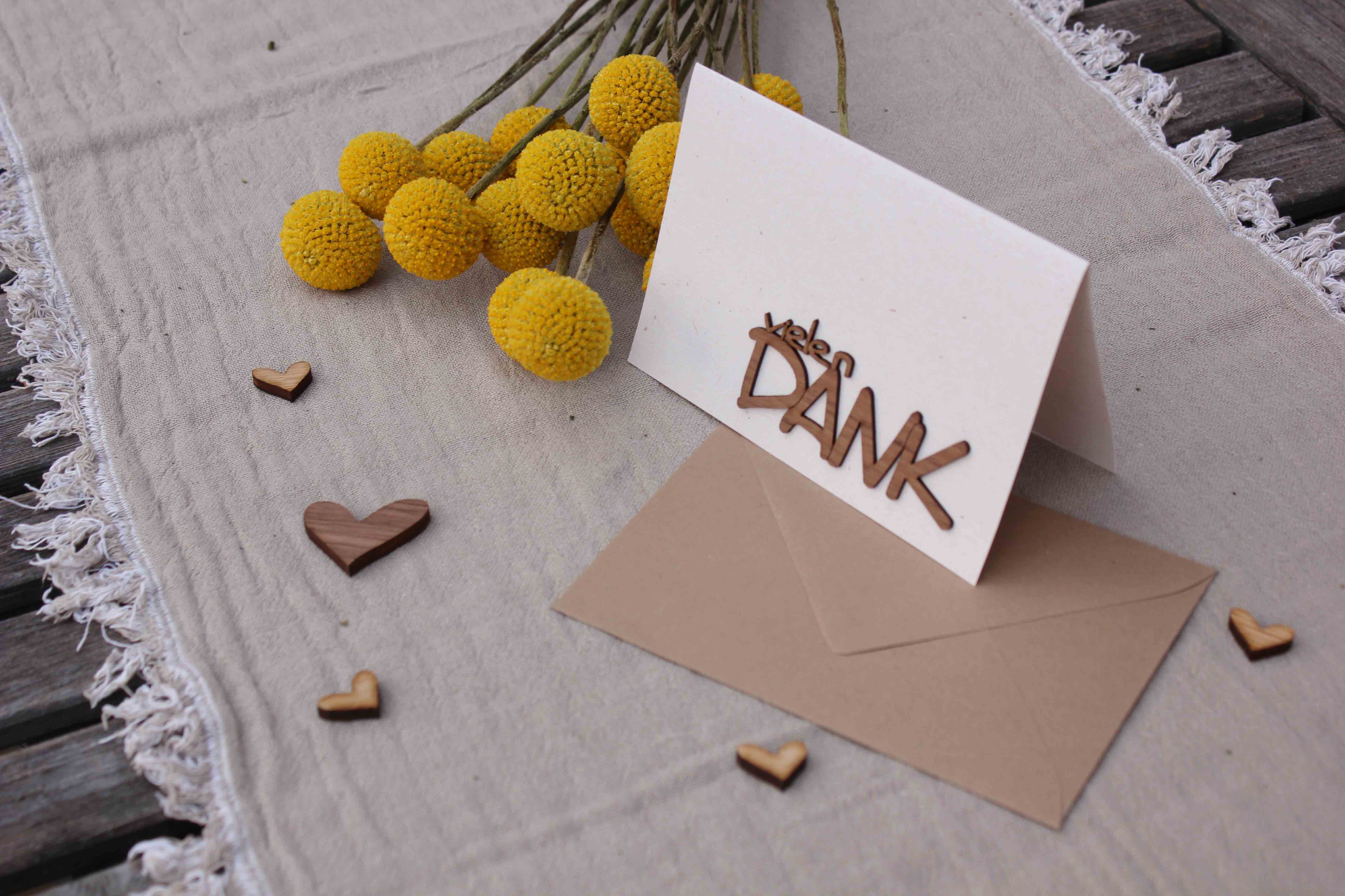 Holzgrusskarten - Papierkarte mit Schriftzug "Vielen Dank" aus Nuss, Geschenkkarte, Dankeskarte