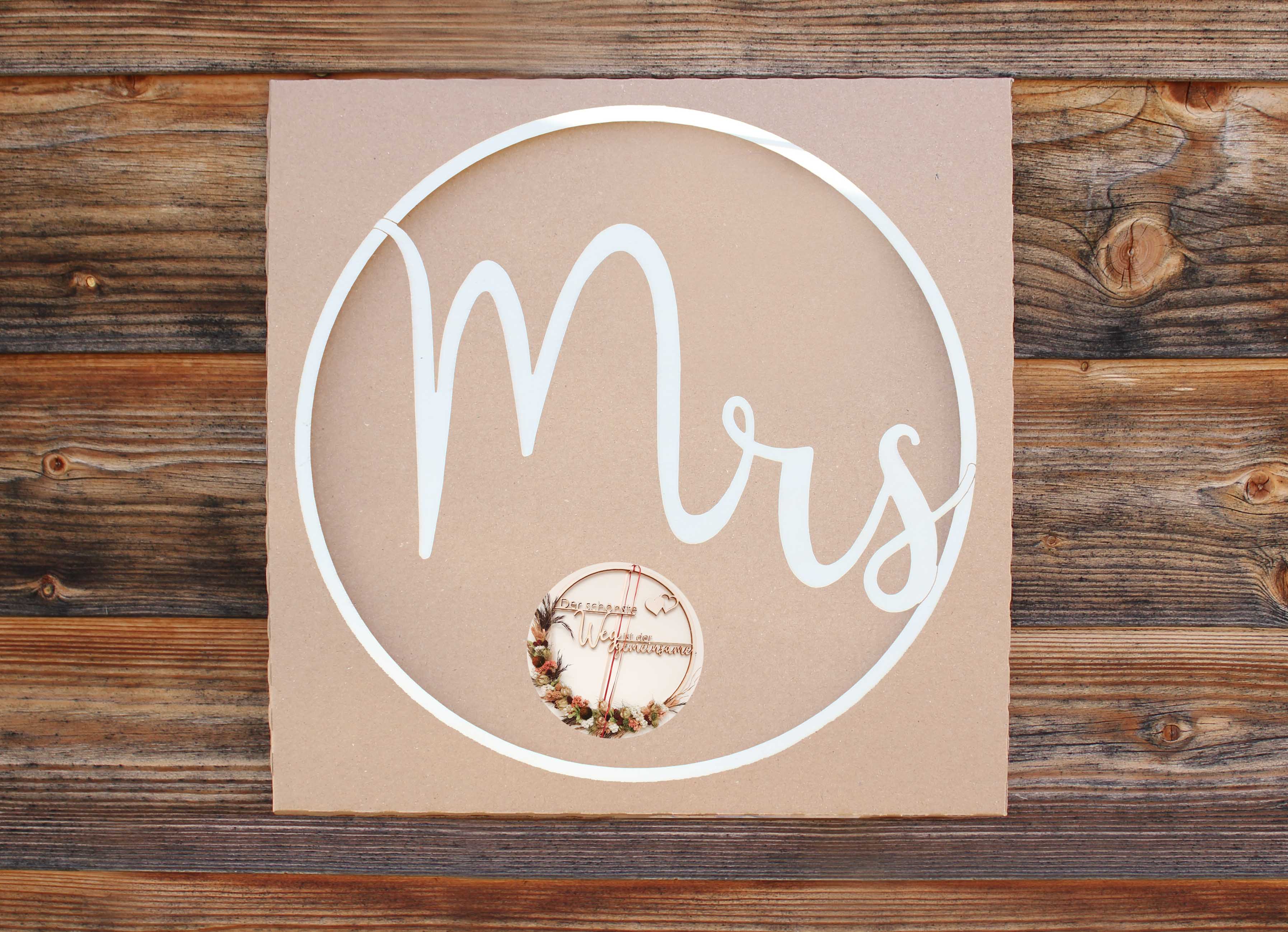 Holzgrusskarten - Holzkranz mit Schriftzug "Mrs" aus Pappelholz, Holzring, Tür, Deko, Geschenk, Hochzeit
