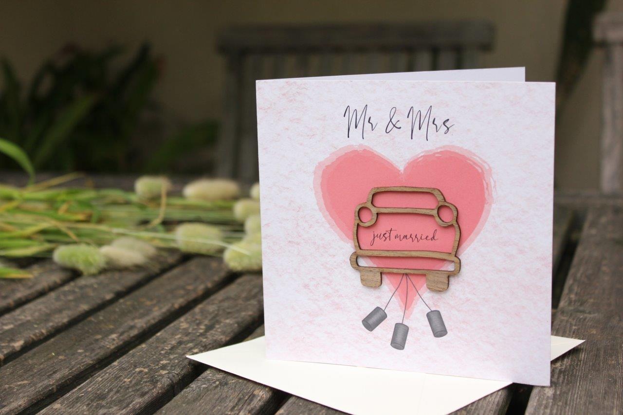 Holzgrusskarten - Hochzeitskarte - "Mr & Mrs" mit aufgeklebtem "Hochzeitsauto" aus Echtholz