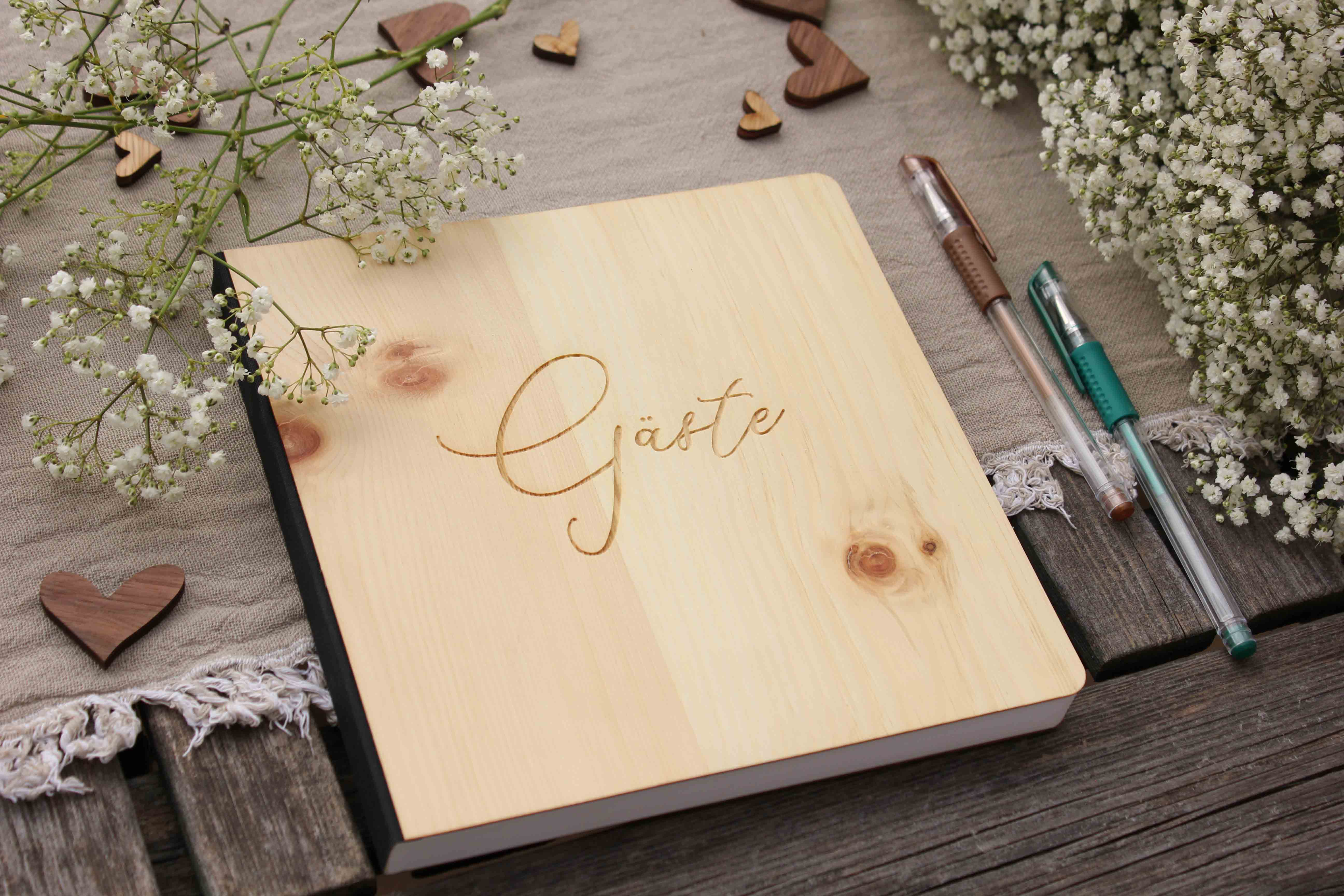 Holz Gästebuch mit eingraviertem Schriftzug "Gäste"