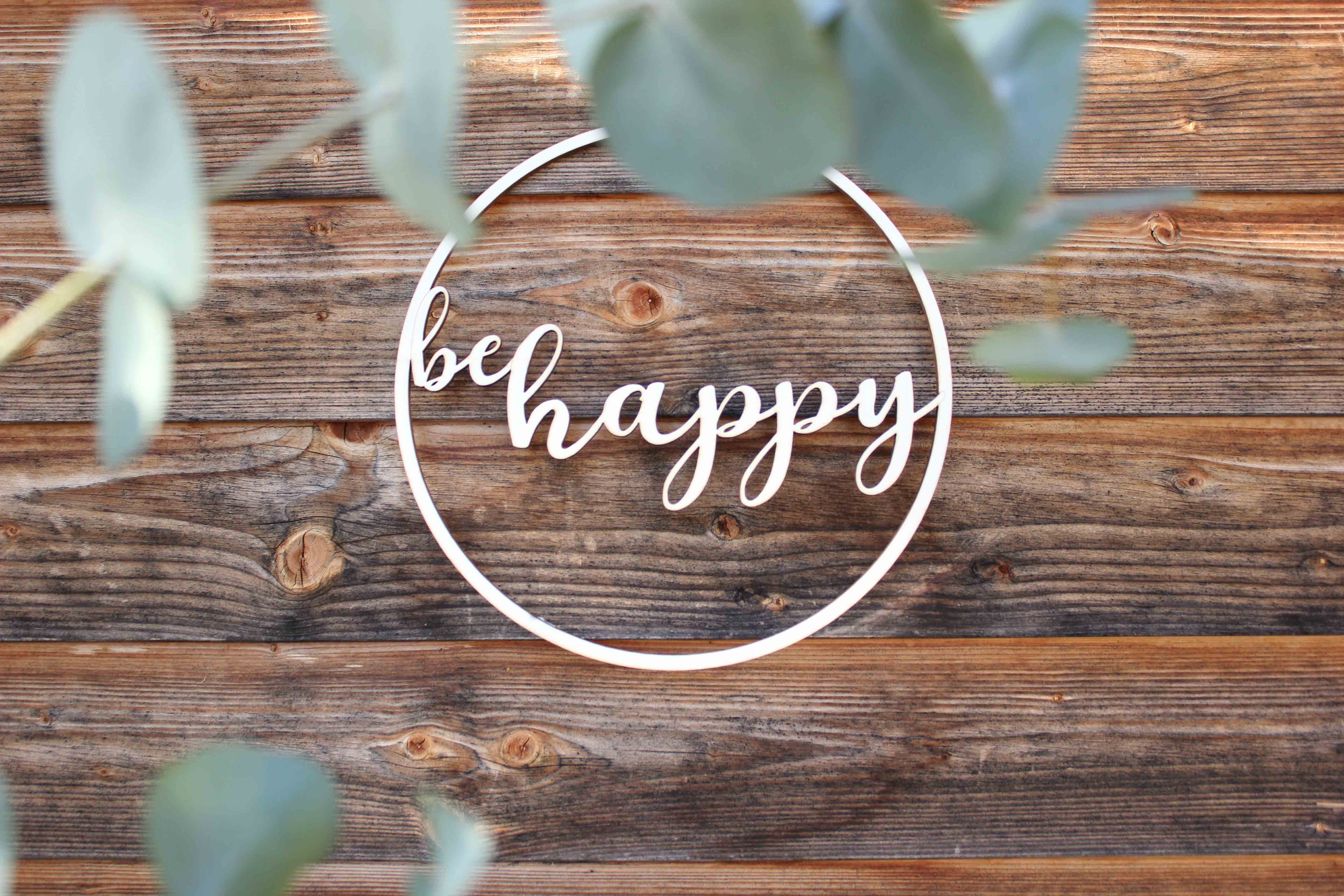 Holzgrusskarten - Holzkranz mit Schriftzug "be happy" aus Pappelholz, Holzring, Tür, Deko, Geschenk, Hochzeit