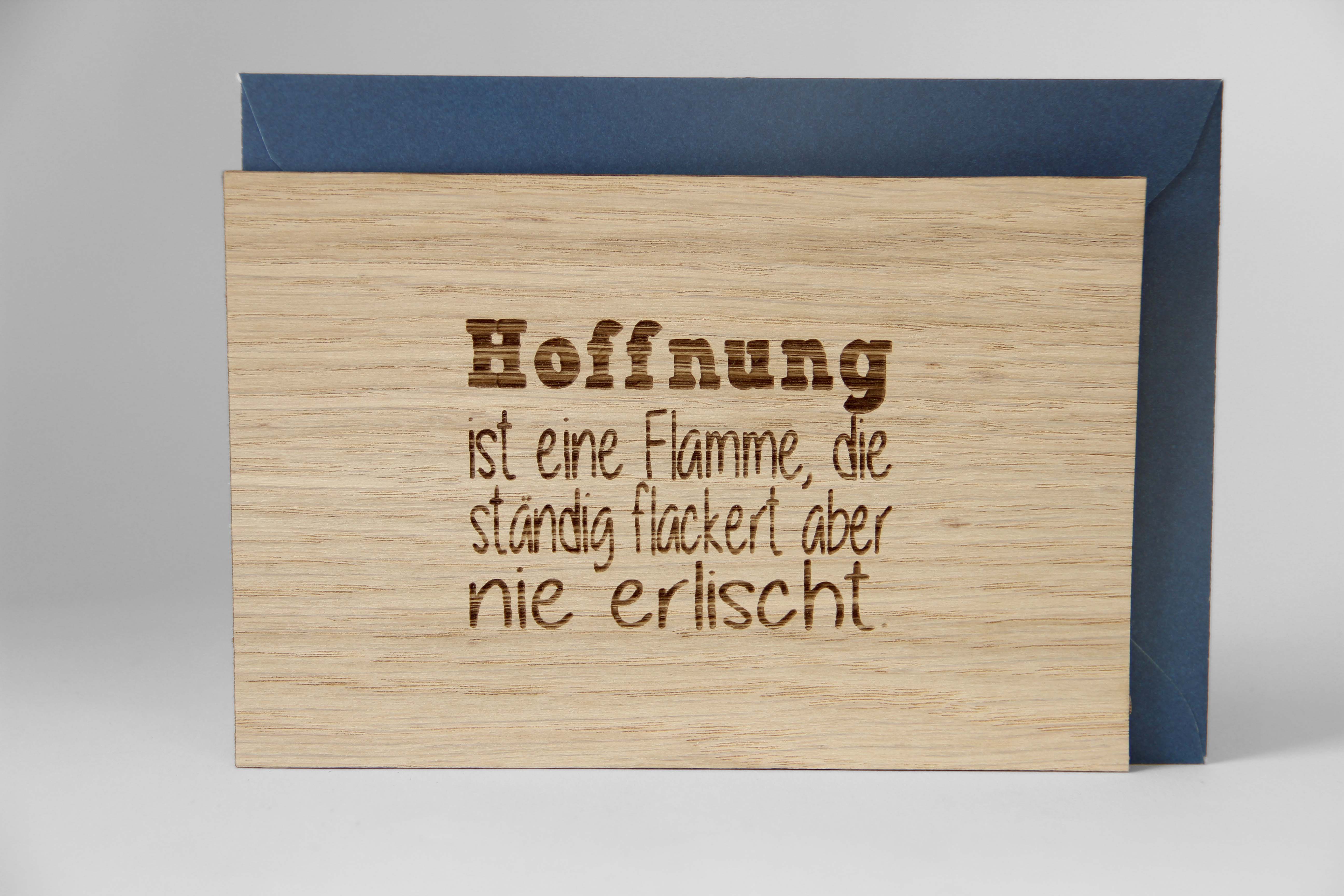 Holzgrusskarten - Geschenkkarte Spruchkarte "Hoffnung ist eine Flamme die ständig flackert aber nie erlischt" aus Eiche