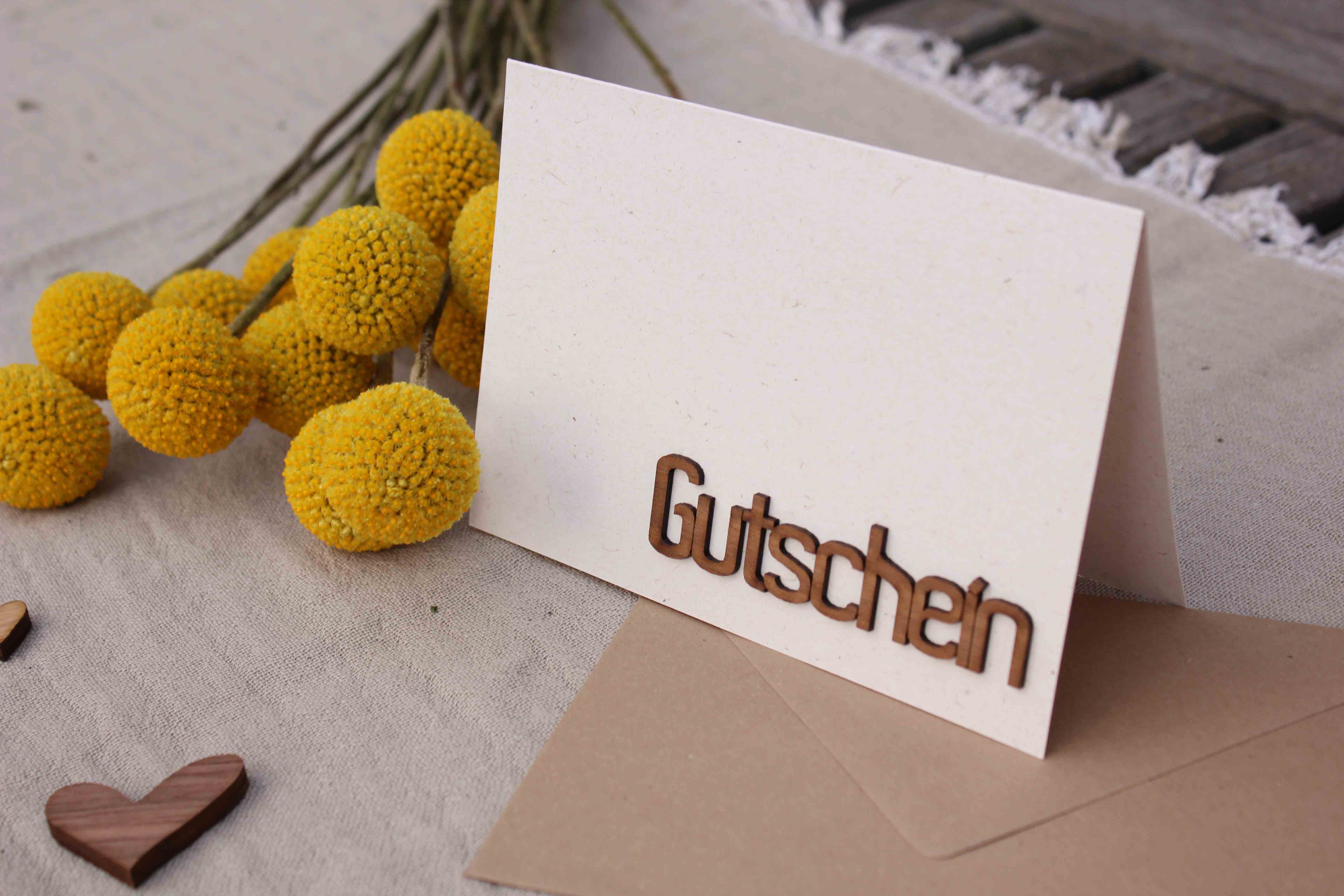 Holzgrusskarten - Papierkarte mit Schriftzug "Gutschein" aus Nuss, Gutscheinkarte