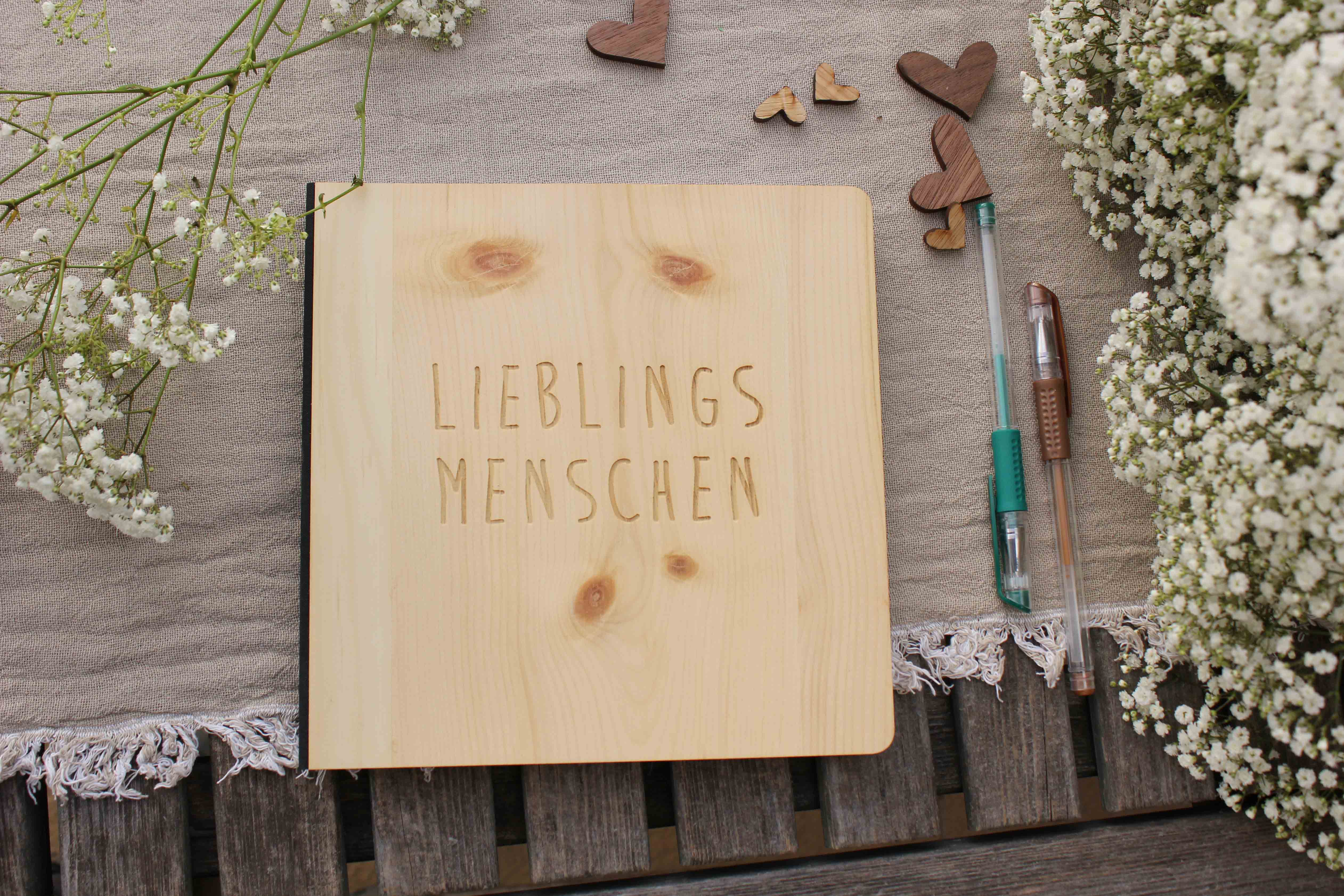 Holzgrusskarten - Gästebuch mit Zirbencover "Lieblingsmenschen", Geschenk