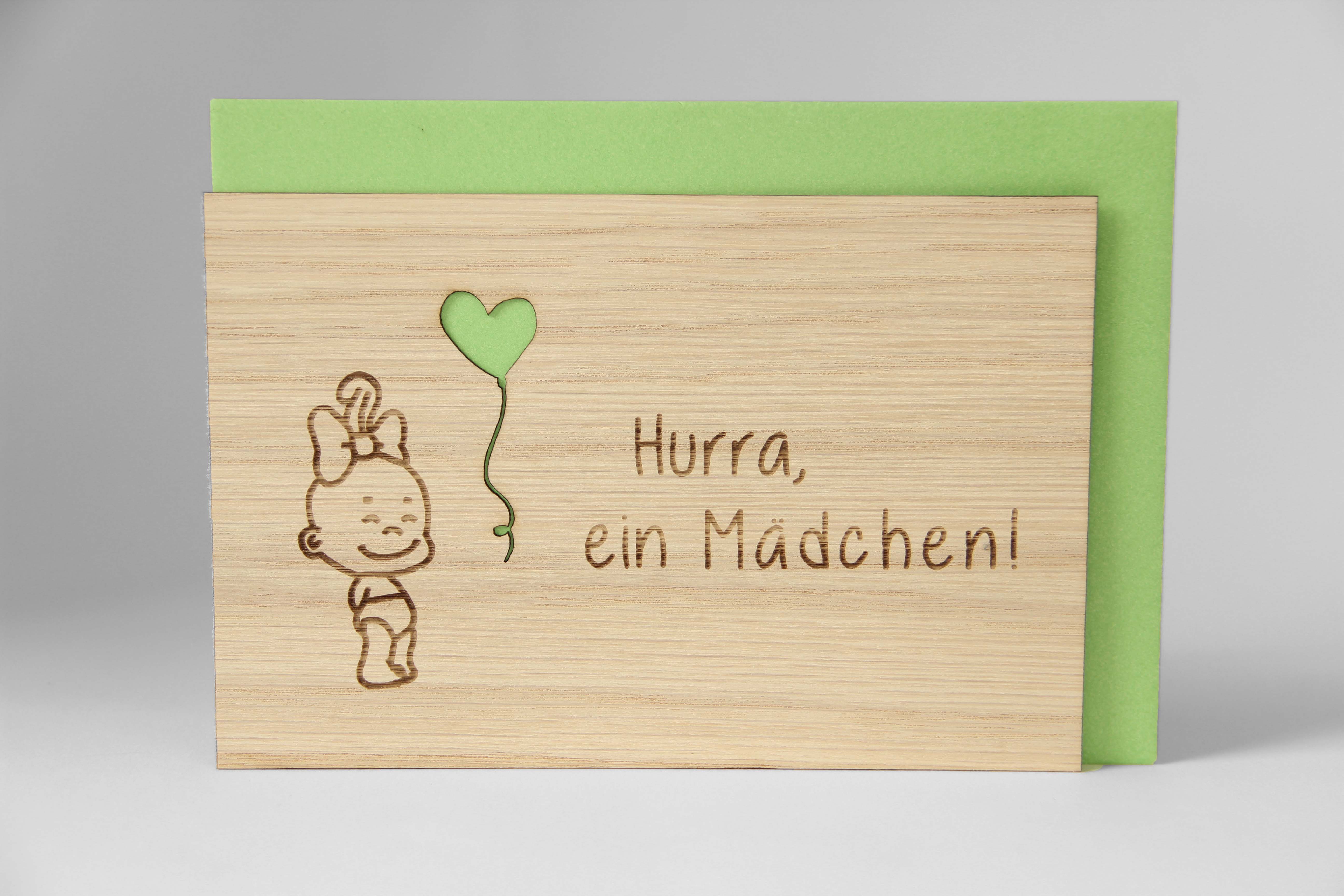 Holzgrusskarten - Geburtskarte "Hurra ein Mädchen" aus Eiche, mit Baby, Herz