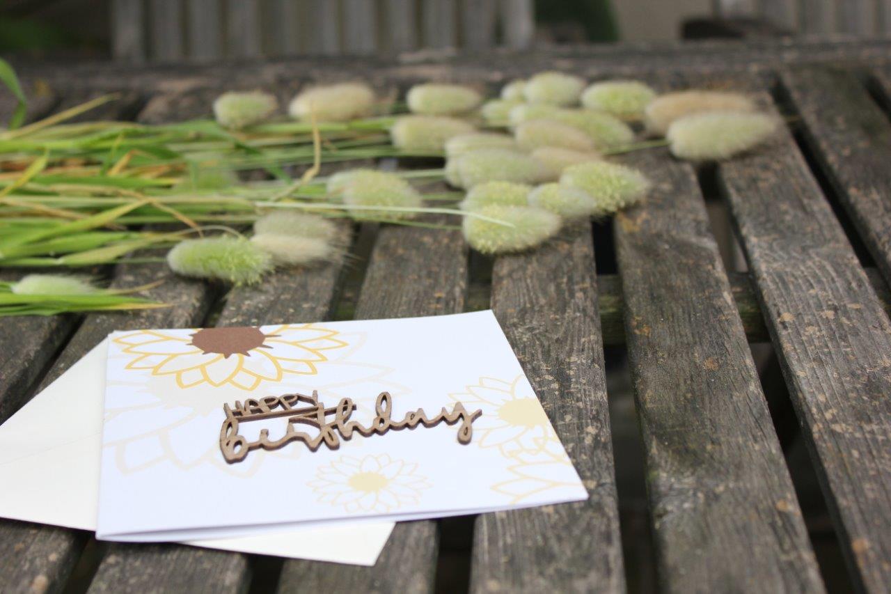 Holzgrusskarten - Geburtstagskarte aus Recyclingkarton mit aufgeklebtem "Happy Birthday"