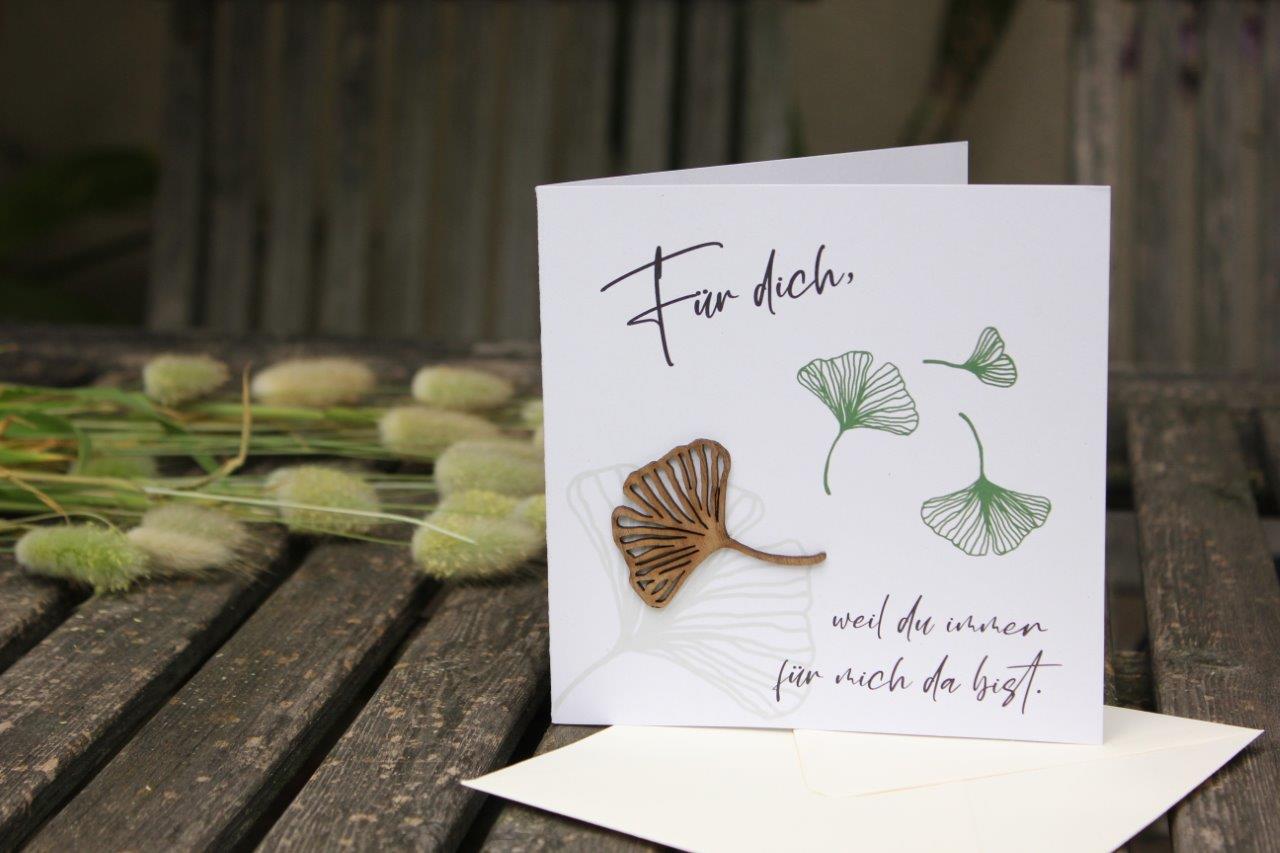 Holzgrusskarten - Geschenkkarte "Für Dich weil Du immer für mich da bist" aus Recyclingkarton mit aufgeklebtem Gingko-Blatt "Für dich, weil du immer für mich da bist."