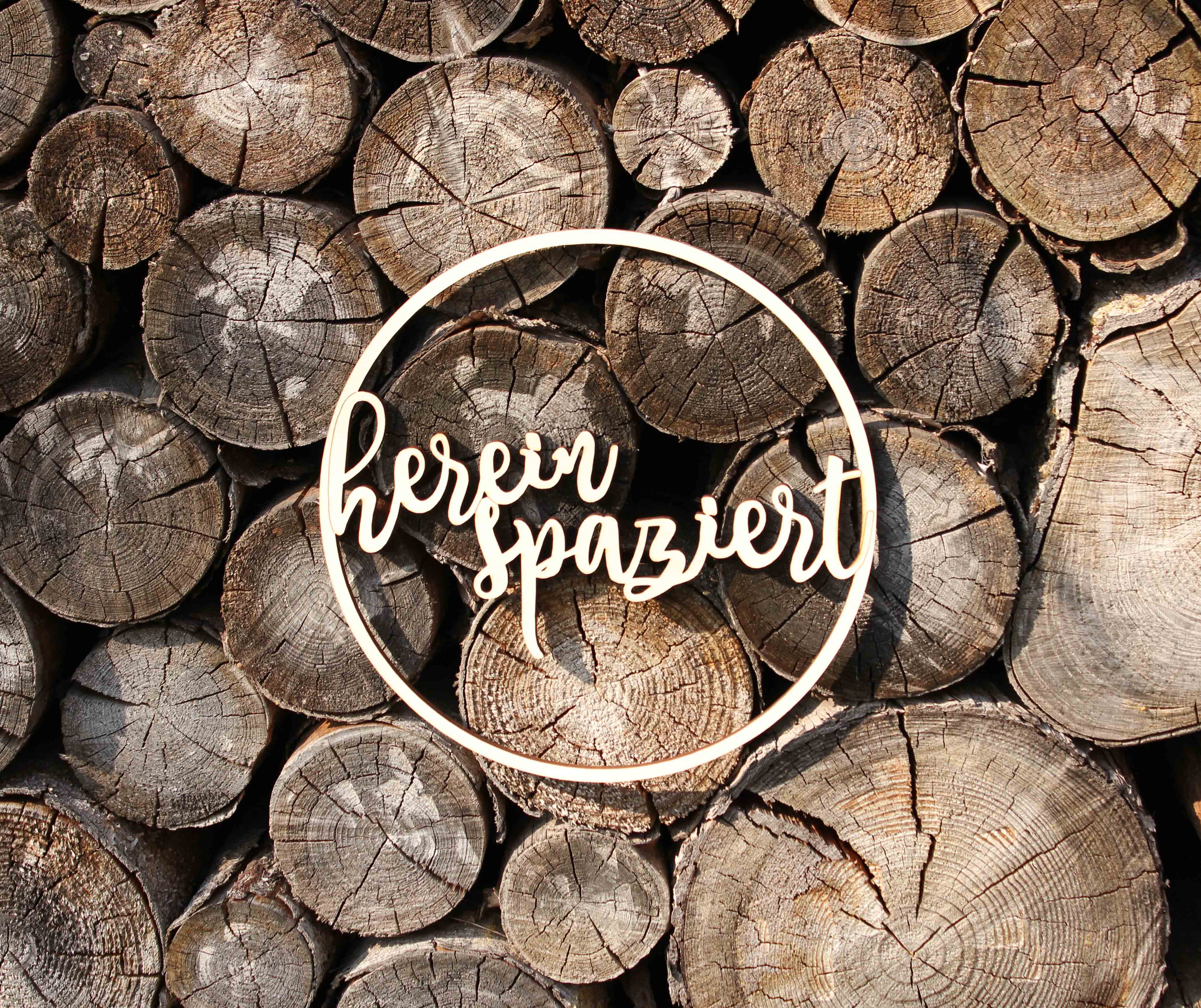 Holzgrusskarten - Holzkranz mit Schriftzug "hereinspaziert" aus Pappelholz, Holzring, Tür, Deko, Geschenk