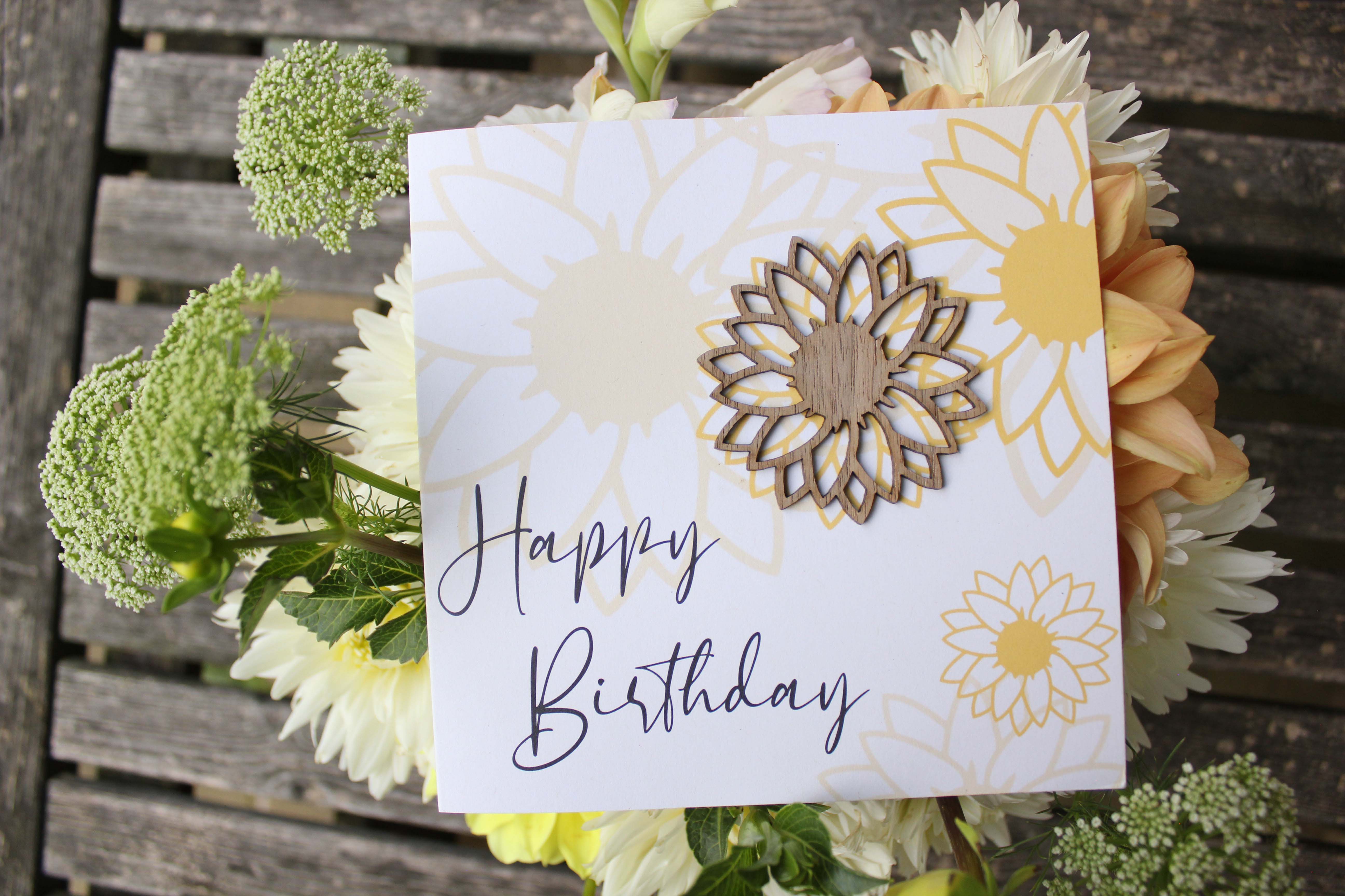 Holzgrusskarten - Geburtstagskarte "Happy Birthday" aus Recyclingkarton mit aufgeklebter Sonnenblume aus Echtholz "Happy Birthday"