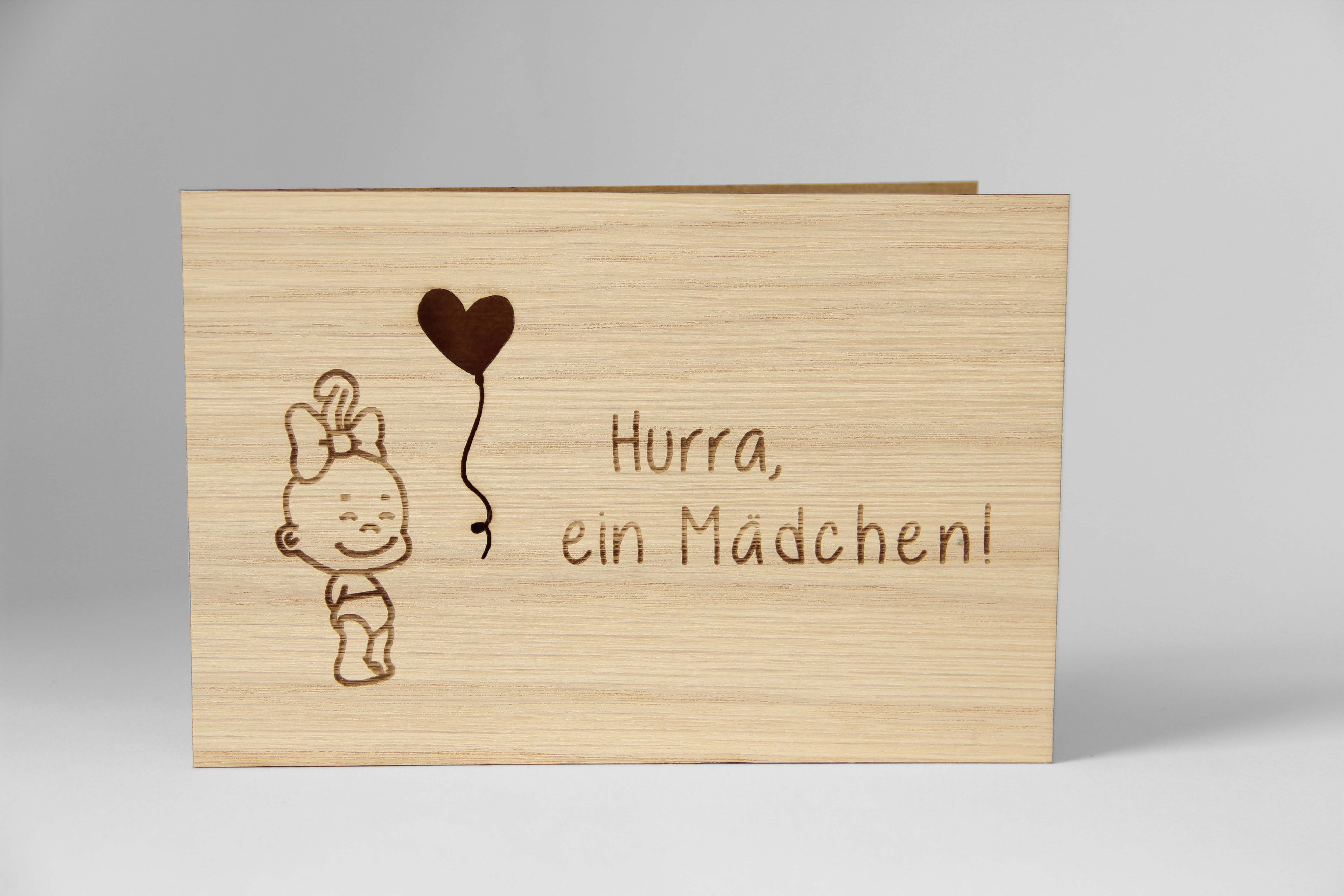 Holzgrusskarten - Geburtskarte "Hurra ein Mädchen" aus Eiche, mit Baby, Herz