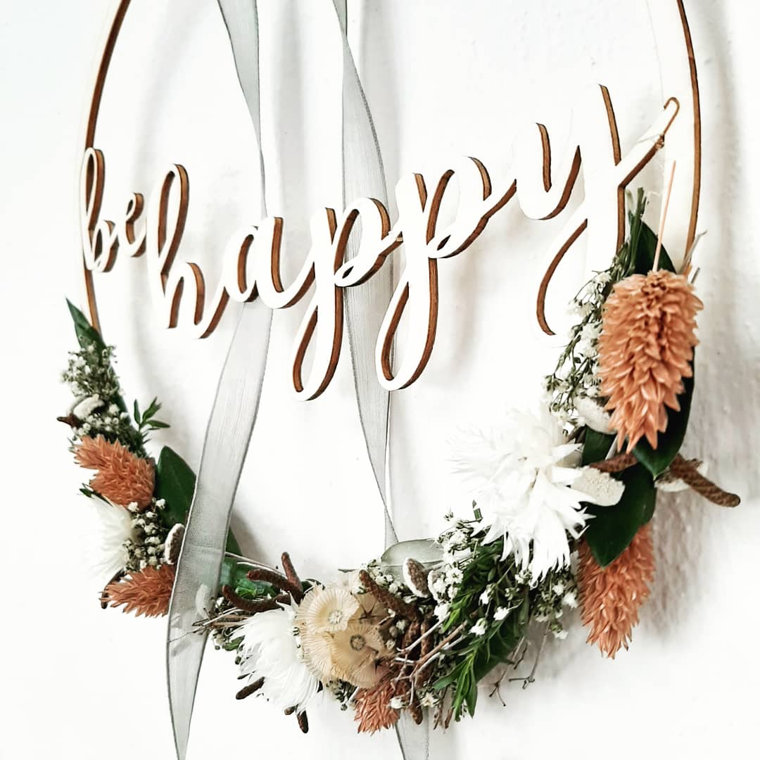 Holzgrusskarten - Holzkranz mit Schriftzug "be happy" aus Pappelholz, Holzring, Tür, Deko, Geschenk, Hochzeit