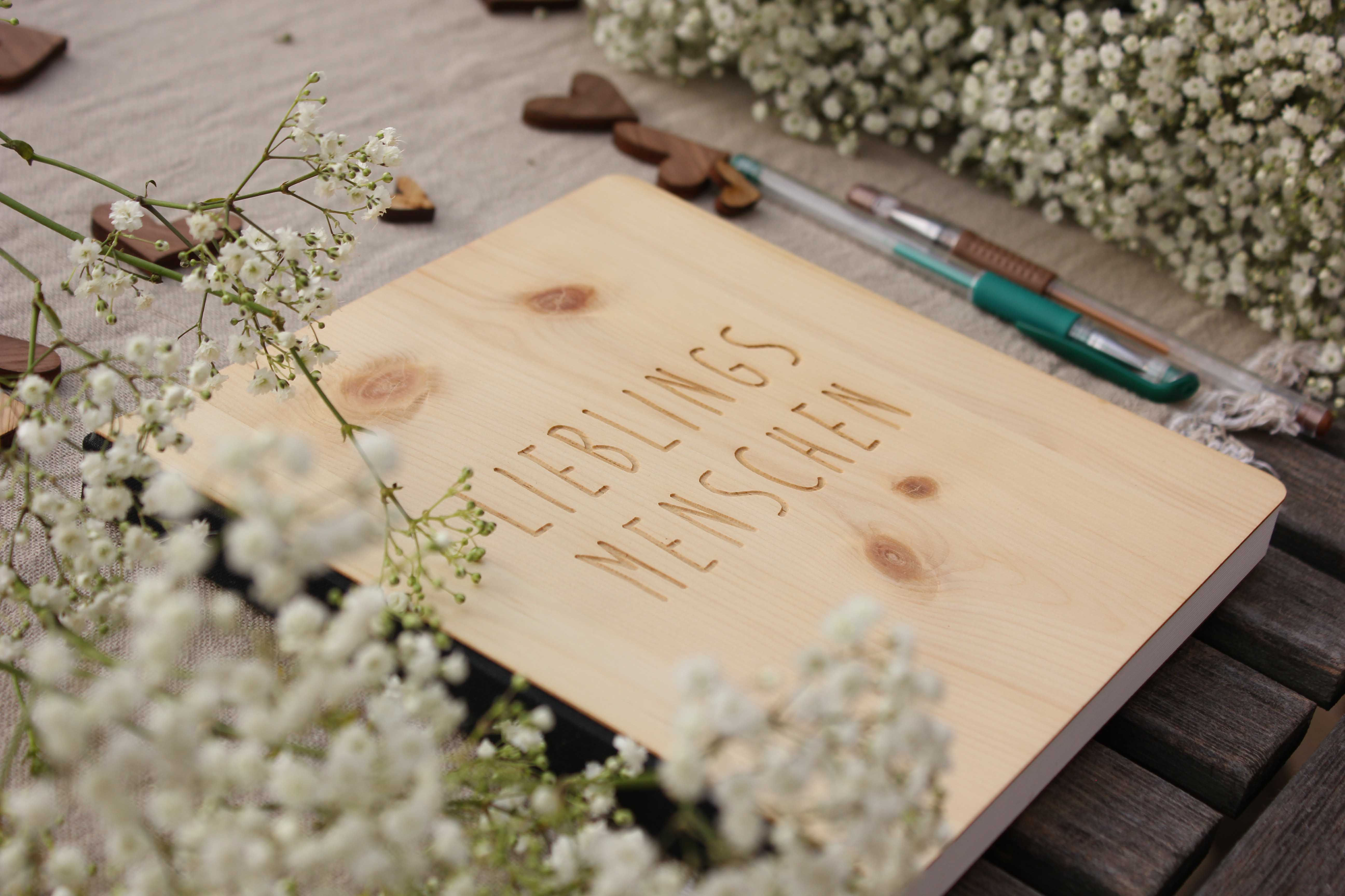 Holzgrusskarten - Gästebuch mit Zirbencover "Lieblingsmenschen", Geschenk